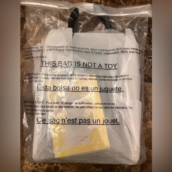 - Marc Jacobs Black Tote Bag ‼️NEW - Picture 8 of 16